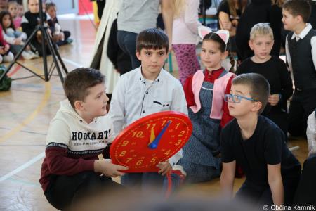 Otroci Osnovne šole Marije Vere so pozdravili pomlad in se spomnili knjižnih junakov (47)